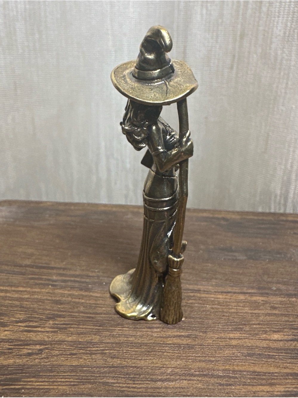 Brass Witch Miniature Figurine with Cat - Antique Gold Tone - Picture 4 of 7